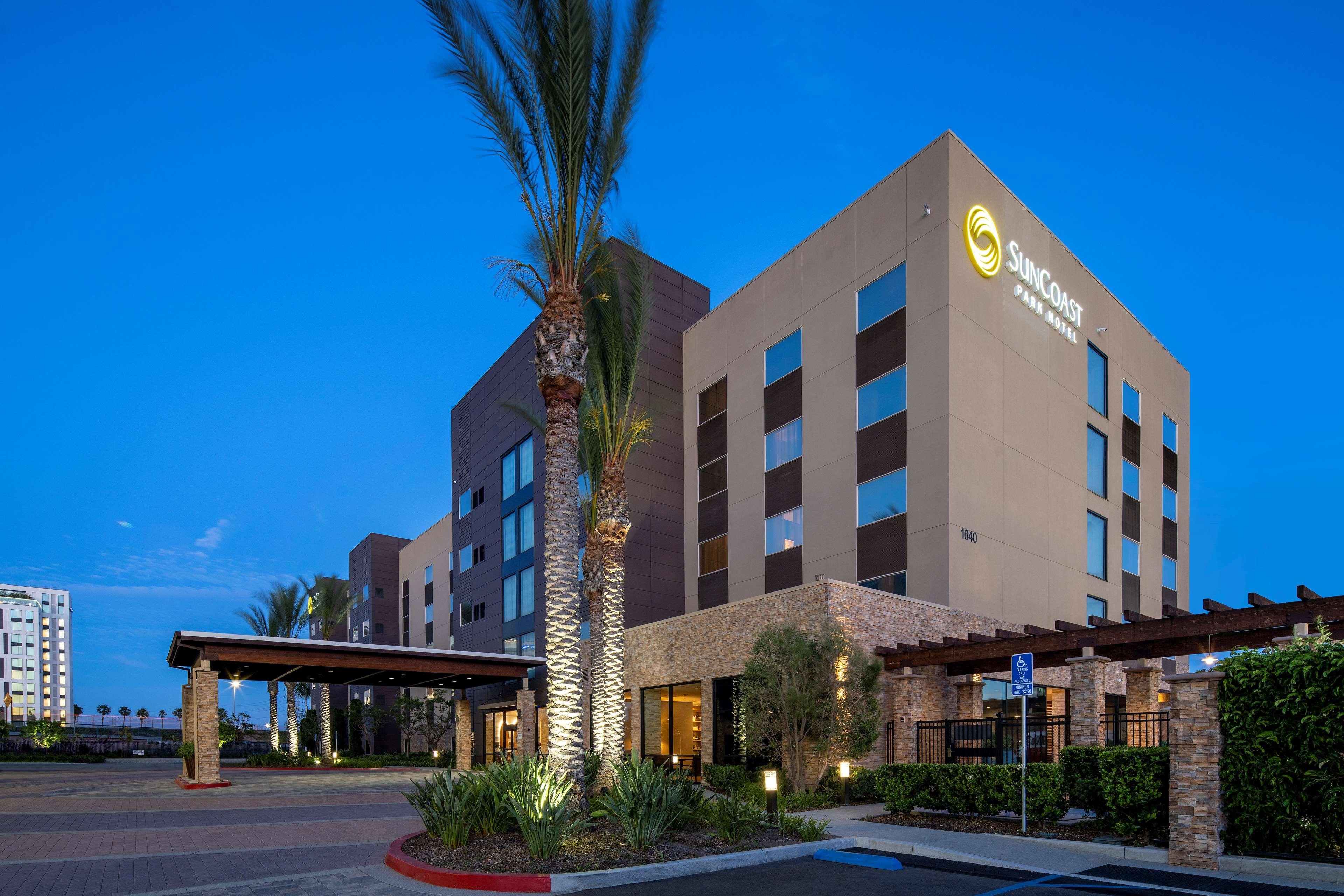 Suncoast Hotel Anaheim, Tapestry Collection By Hilton Экстерьер фото